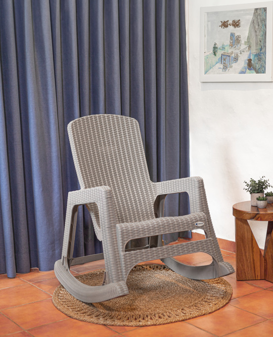 Razones para optar por muebles de plástico en tu hogar en Panamá