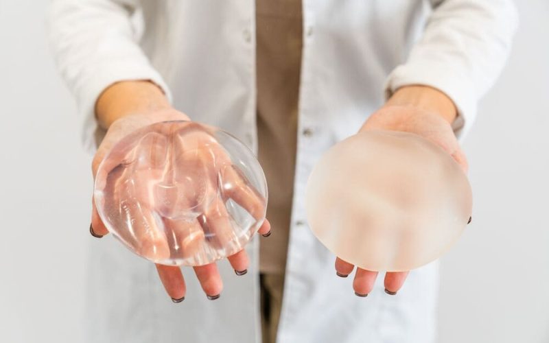 ¿Implantes de silicona, salinos o anatómicos? Guía según tu estilo de vida
